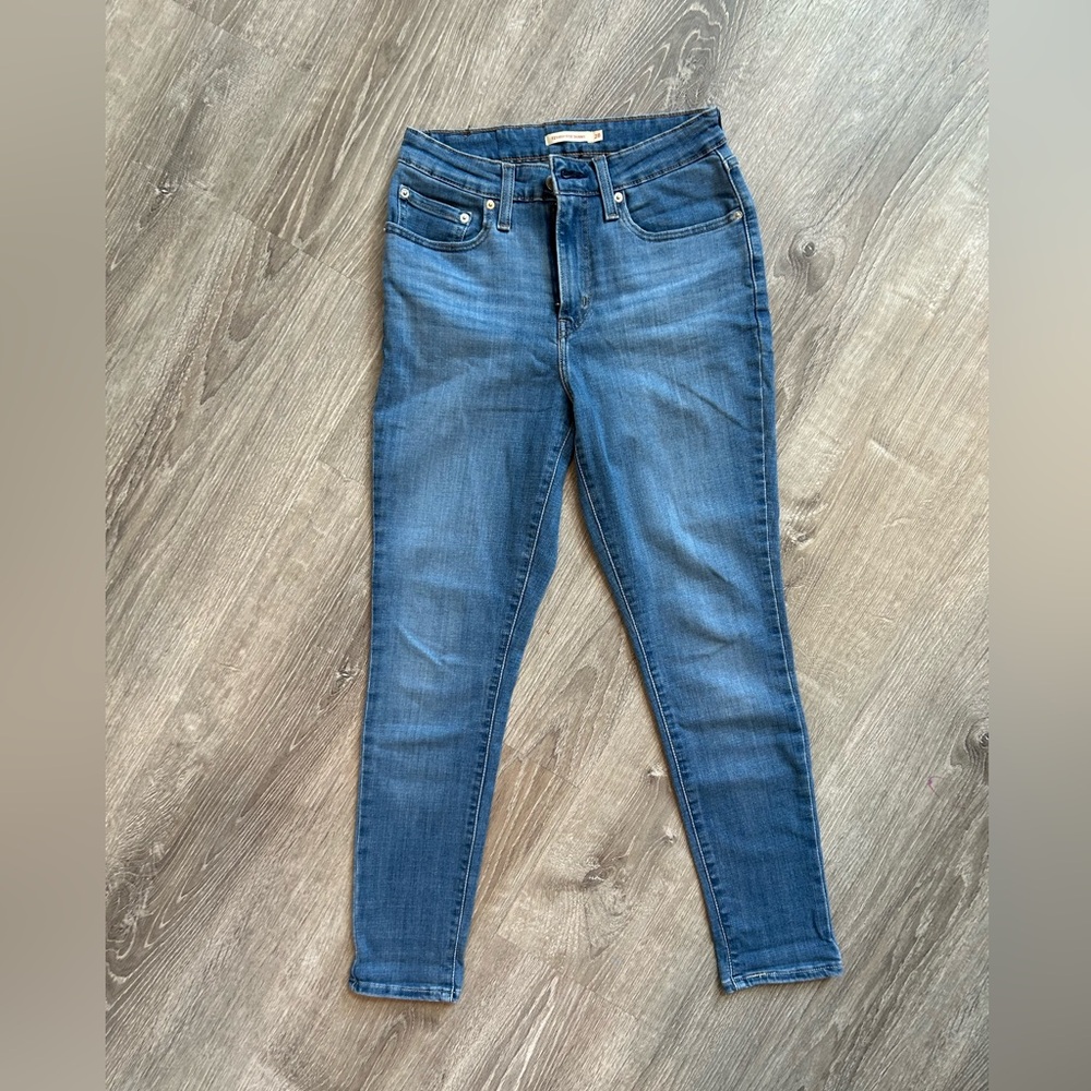 NWOT Levi’s 721 Skinny Jeans Size 28 Short